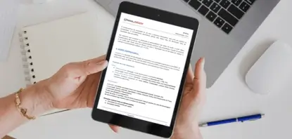 Mão segurando um ipad com a Plataforma de Questões Comentadas OAB aberta