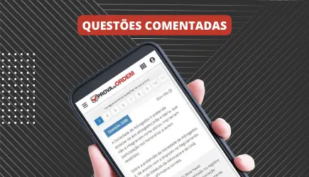 Mão segurando um celular com a plataforma de questões comentadas da OAB aberta